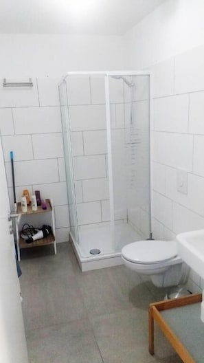 Apartment, 1 Schlafzimmer, Küche, Blick auf den Innenhof | Badezimmer | Hausschuhe