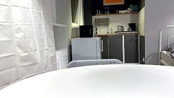 Condo, 1 Bedroom, Kitchen, Courtyard View | Private kitchen