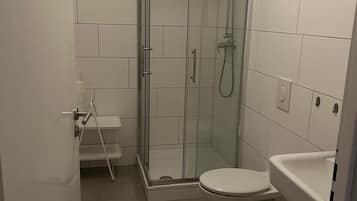 Appart'hôtel, 1 chambre, cuisine, vue cour intérieure | Salle de bain | Chaussons