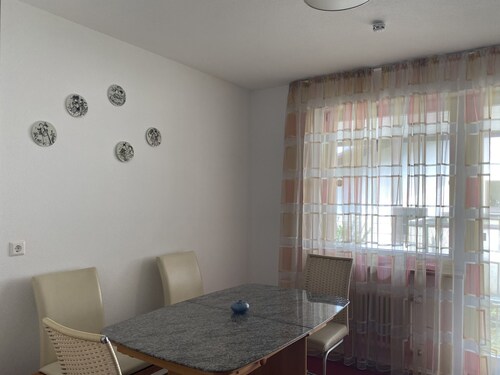 Ruhiges Apartment Riverside Wallbach mit Freisitz, Klimaanlage, Waschtrockner und Rheinblick