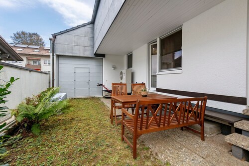 Ruhiges Apartment Riverside Wallbach mit Freisitz, Klimaanlage, Waschtrockner und Rheinblick