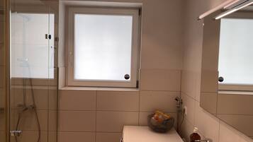 Dusche, Haartrockner, Handtücher