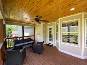 A covered patio with a ceiling fan, a sofa, and two chairs. - Awesome 3-bedroom house with AC in delightful Chattanooga (Chattanooga)