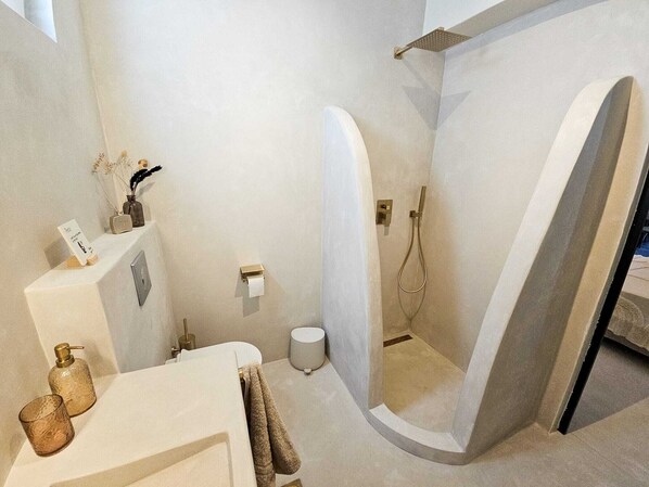 Douche, sèche-cheveux, serviettes fournies, savon