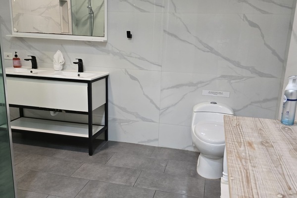 Full bathroom attached to main bedroom.