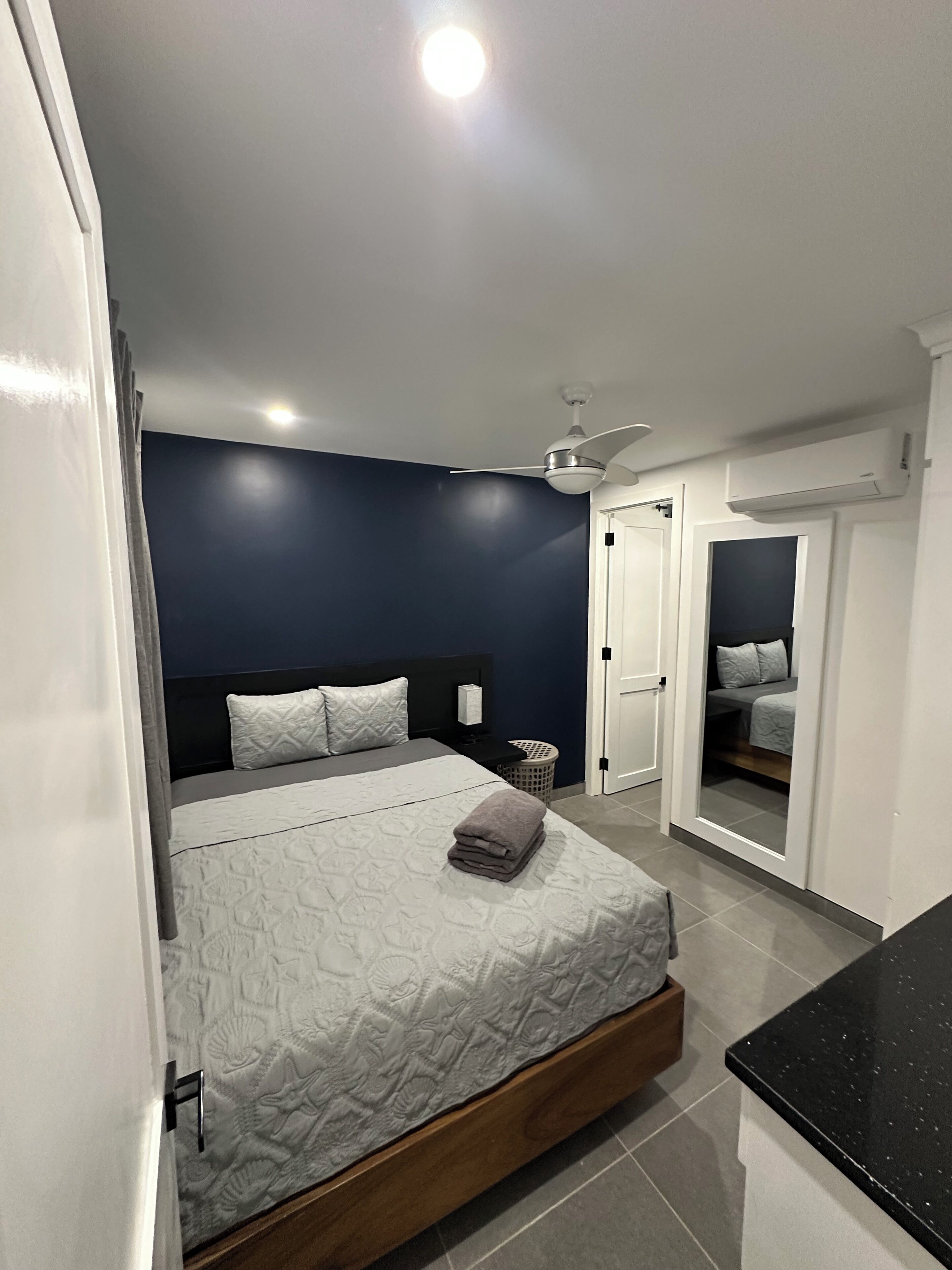 2 habitaciones, tabla de planchar con plancha, internet y ropa de cama 