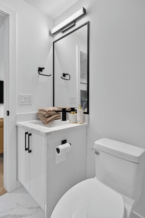 Serviettes fournies, savon, papier de toilette
