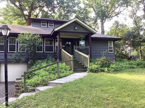 Vintage 2-bedroom+ cabin/summerhome; 5 minute walk to Lake beach