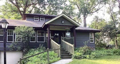 Vintage 2-bedroom+ cabin/summerhome; 5 minute walk to Lake beach