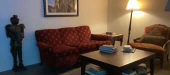 Vintage 2-bedroom+ cabin/summerhome; 5 minute walk to Lake beach