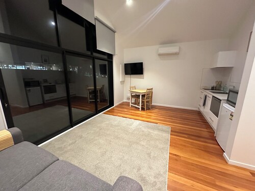 Kapiti Breeze - Walk to Beach, Golf and Cafes.
