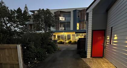 Kapiti Breeze - Walk to Beach, Golf and Cafes.