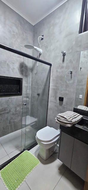 Dusche, Haartrockner, Handtücher, Seife
