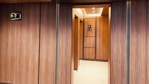An interior corridor with wooden paneling and a sign indicating room B-2. - Exclusive apartment with stunning panoramic sea views (Tanger)