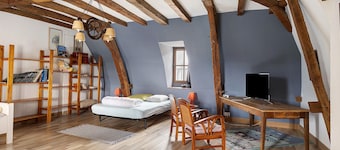 La Maison de Léonie with terrace, private garden and Wi-Fi