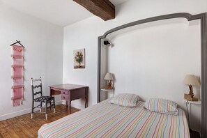 5 bedrooms, iron/ironing board, WiFi