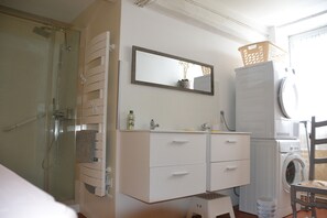 Bathroom - La Maison de Léonie with Terrace, Private Garden and Wi-Fi (Bourgueil)