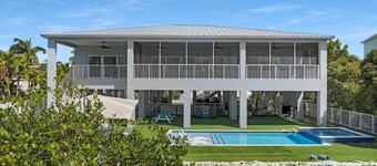 Treasure Cove- Stunning 5-bedroom, Pool Home-Walking distance to Sombraro Beach