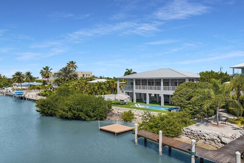 Treasure Cove- Stunning 5-bedroom, Pool Home-Walking distance to Sombraro Beach