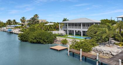 Treasure Cove- Stunning 5-bedroom, Pool Home-Walking distance to Sombraro Beach