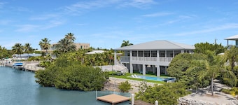 Treasure Cove- Stunning 5-bedroom, Pool Home-Walking distance to Sombraro Beach
