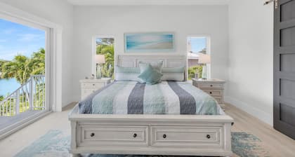 Treasure Cove- Stunning 5-bedroom, Pool Home-Walking distance to Sombraro Beach