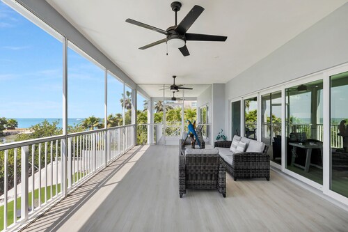 Treasure Cove- Stunning 5-bedroom, Pool Home-Walking distance to Sombraro Beach