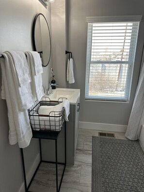 Bathroom - 2BR Stylish Home Near Short North (Columbus)