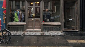Un edificio histórico con un cartel que dice 'Pollocks Theatrical Print Warehouse' en Whitfield St.