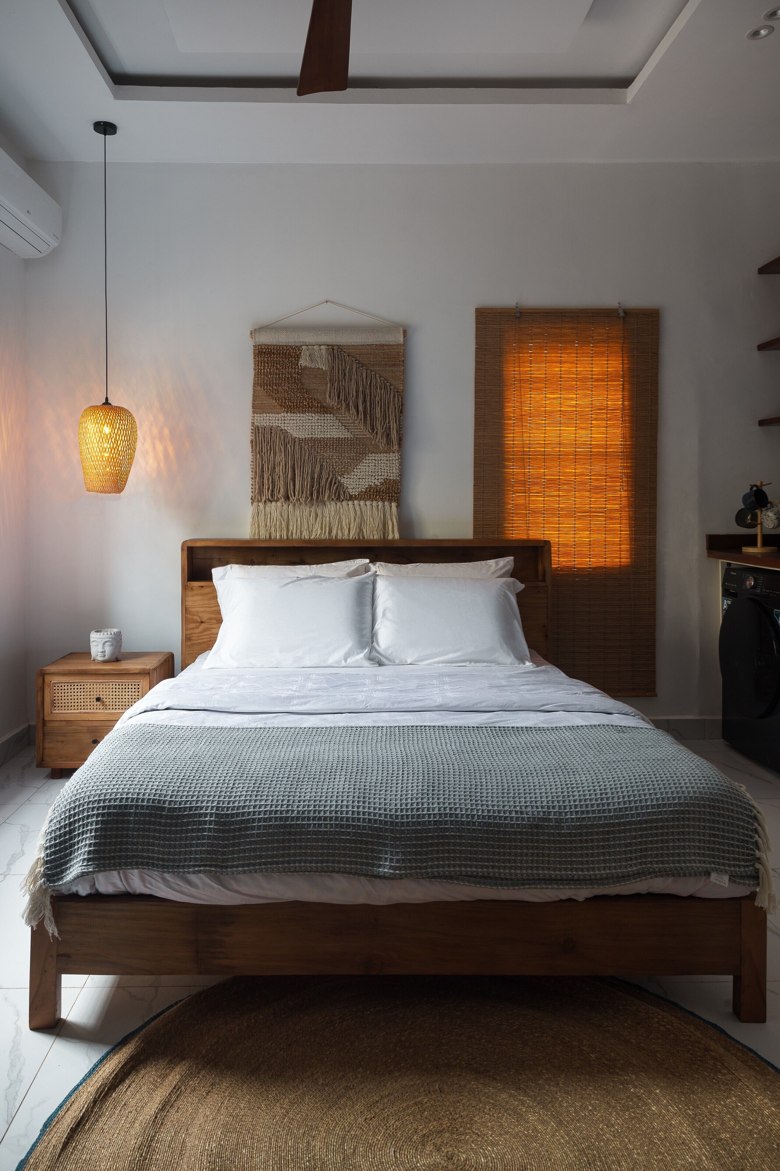 Escritorio, tabla de planchar con plancha, wifi gratis y ropa de cama 