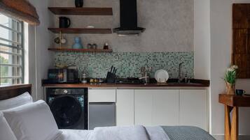 Escritorio, tabla de planchar con plancha, wifi gratis y ropa de cama