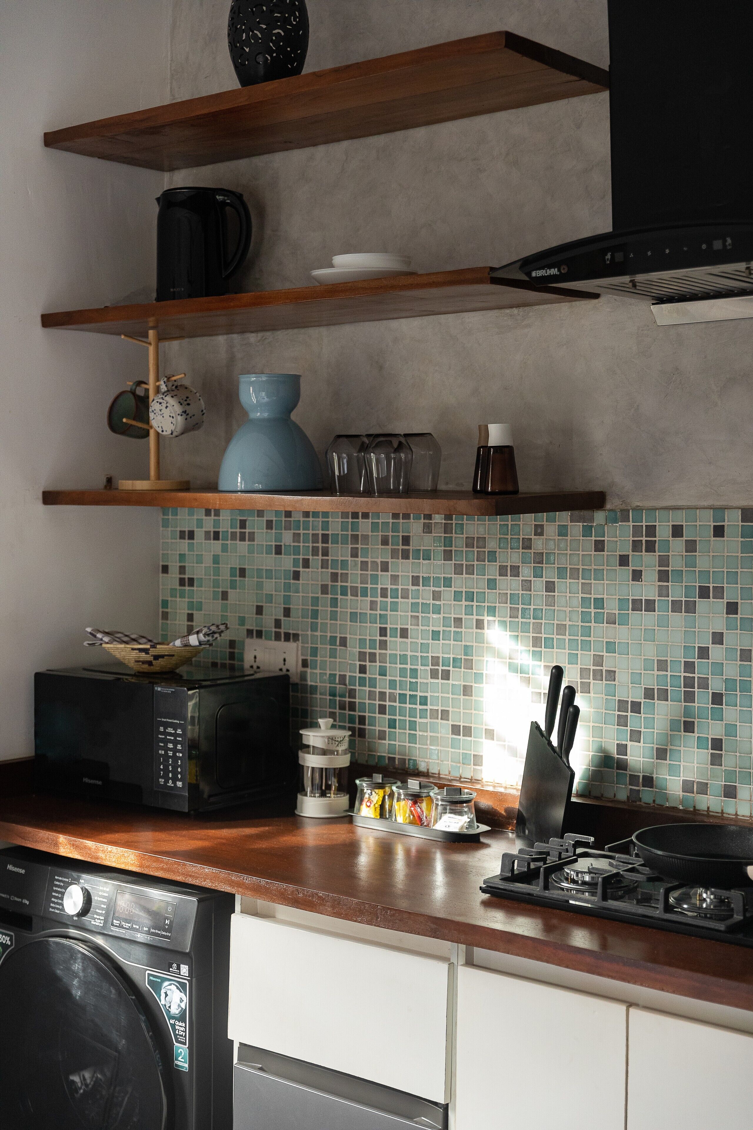Cafetera y tetera, refrigerador, microondas y parrilla de estufa 