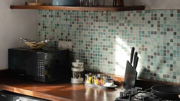 Cafetera y tetera, refrigerador, microondas y parrilla de estufa