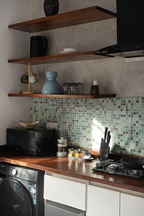 Cafetera y tetera, refrigerador, microondas y parrilla de estufa 