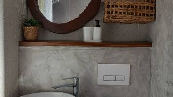 Regadera, secadora de cabello, bidet, toallas