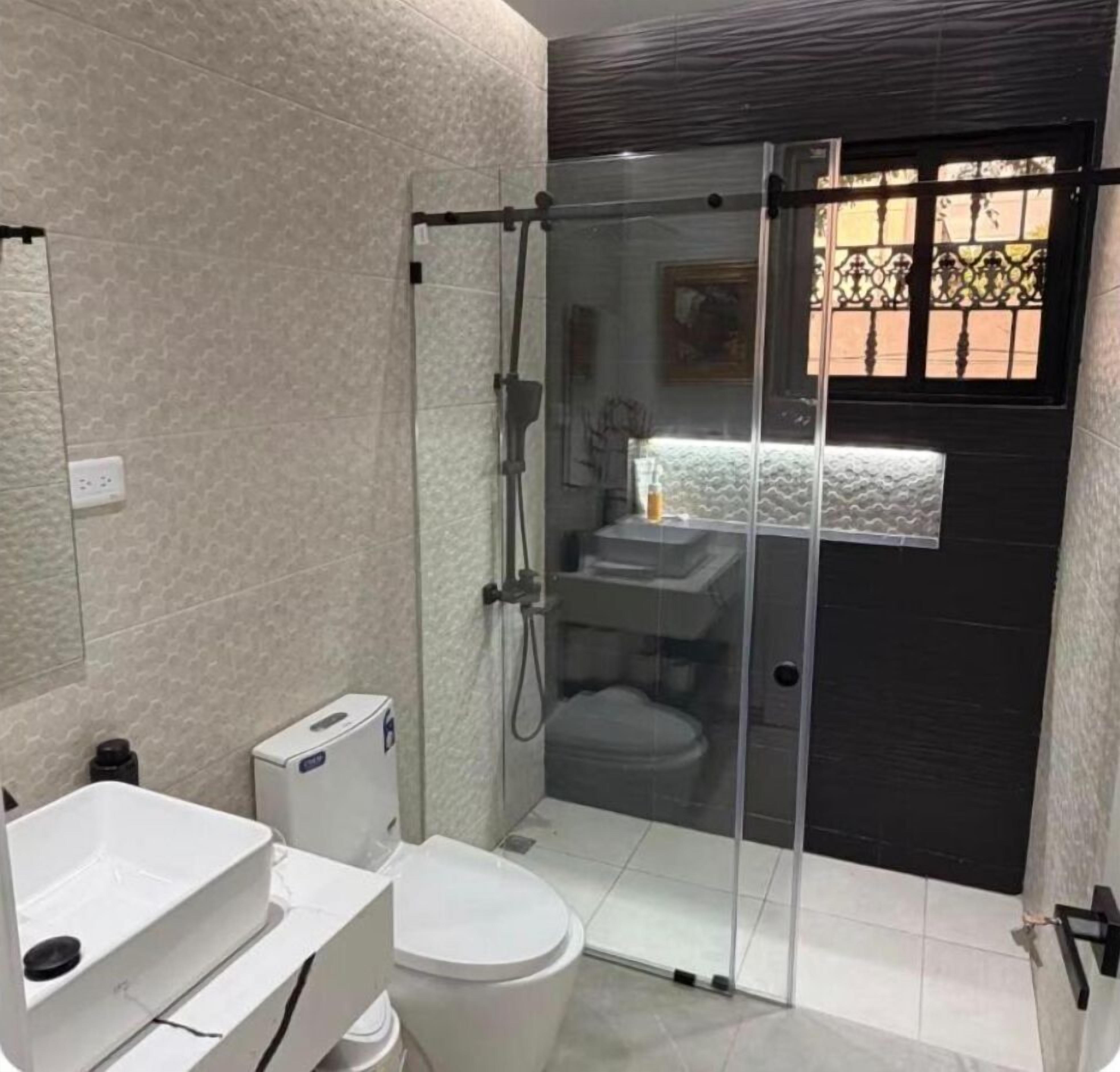 Dusche, Whirlpool, Haartrockner, Bidet