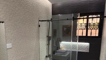 Dusche, Whirlpool, Haartrockner, Bidet
