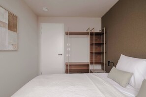 A bedroom with a bed, a wardrobe, and a bedside table. - 2BR Rooftop Terrace in Rotterdam City Centre (Rotterdam)
