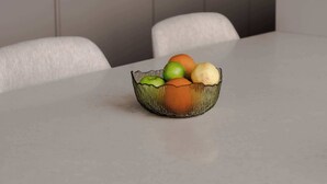 Eine moderne Küche mit weißer Arbeitsplatte, einem Spülbecken und Schränken.