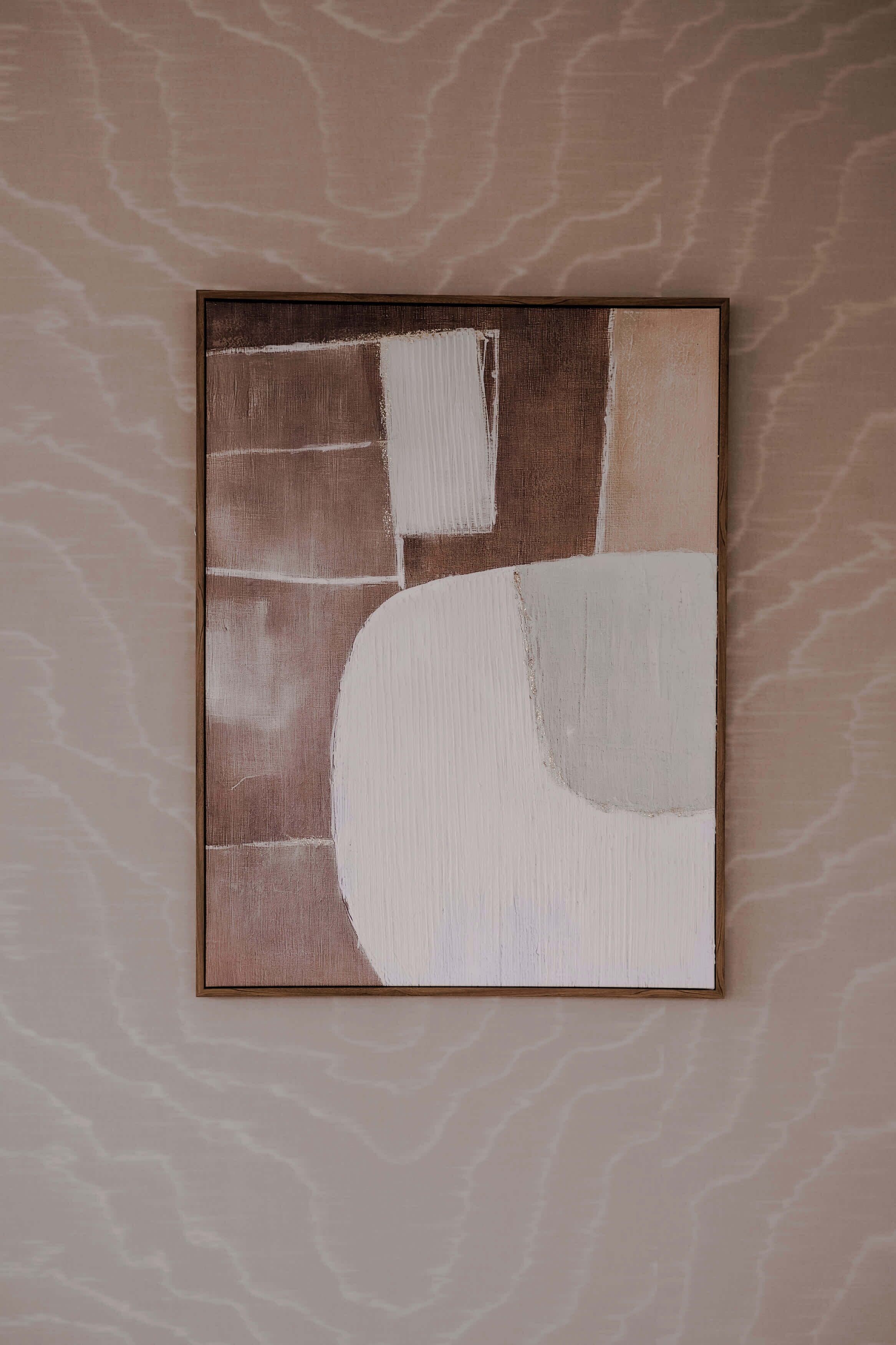 Una pintura abstracta enmarco con formas geométricas y un fondo texturizado.