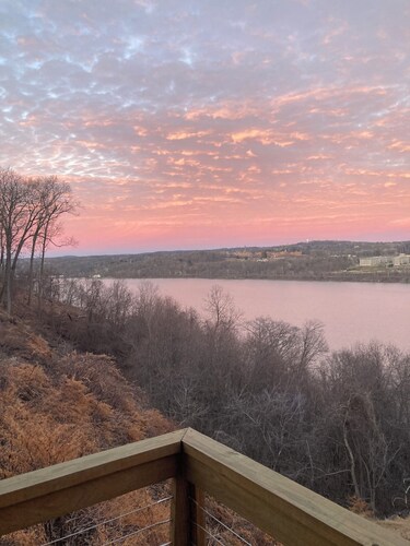 Luxury Mid Century Home on Hudson Waterfront Bluff. 4 bed/3 bath