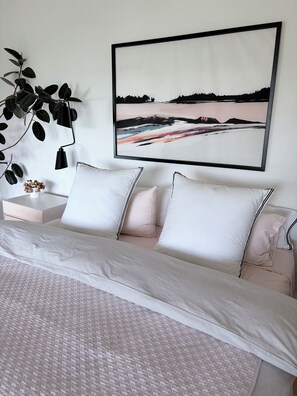 4 bedrooms, desk, iron/ironing board, WiFi (free)