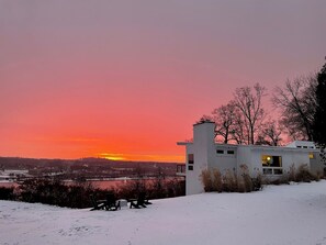 Exterior - Luxury Mid Century Home on Hudson Waterfront Bluff. 4 bed/3 bath (Highland)