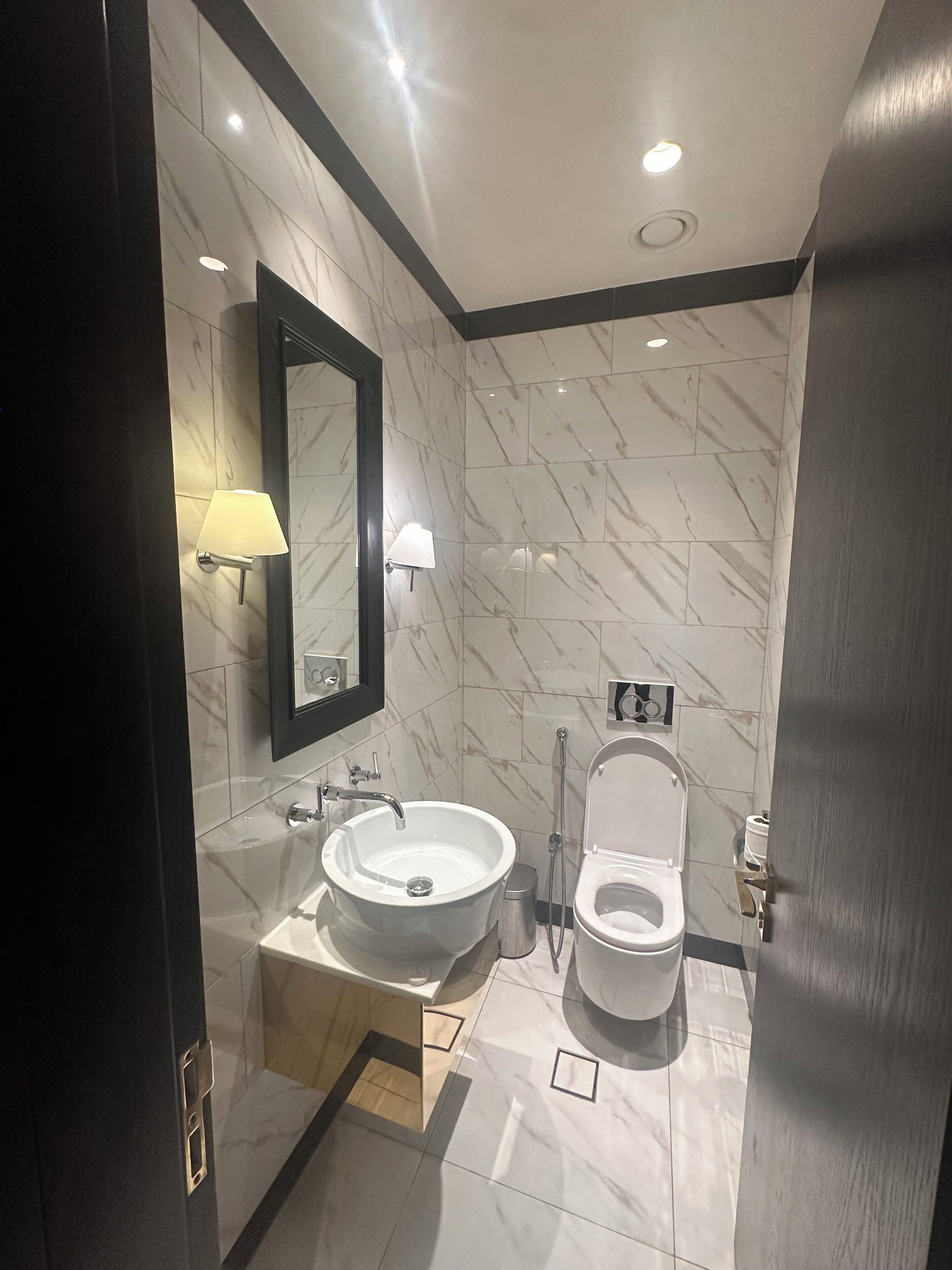 Quellwasserbad, Hydromassagedusche, kostenlose Toilettenartikel