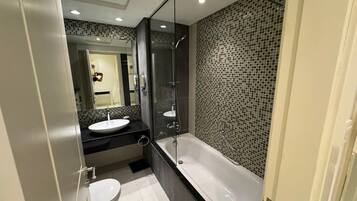 Combined shower/bathtub, hair dryer, towels, soap