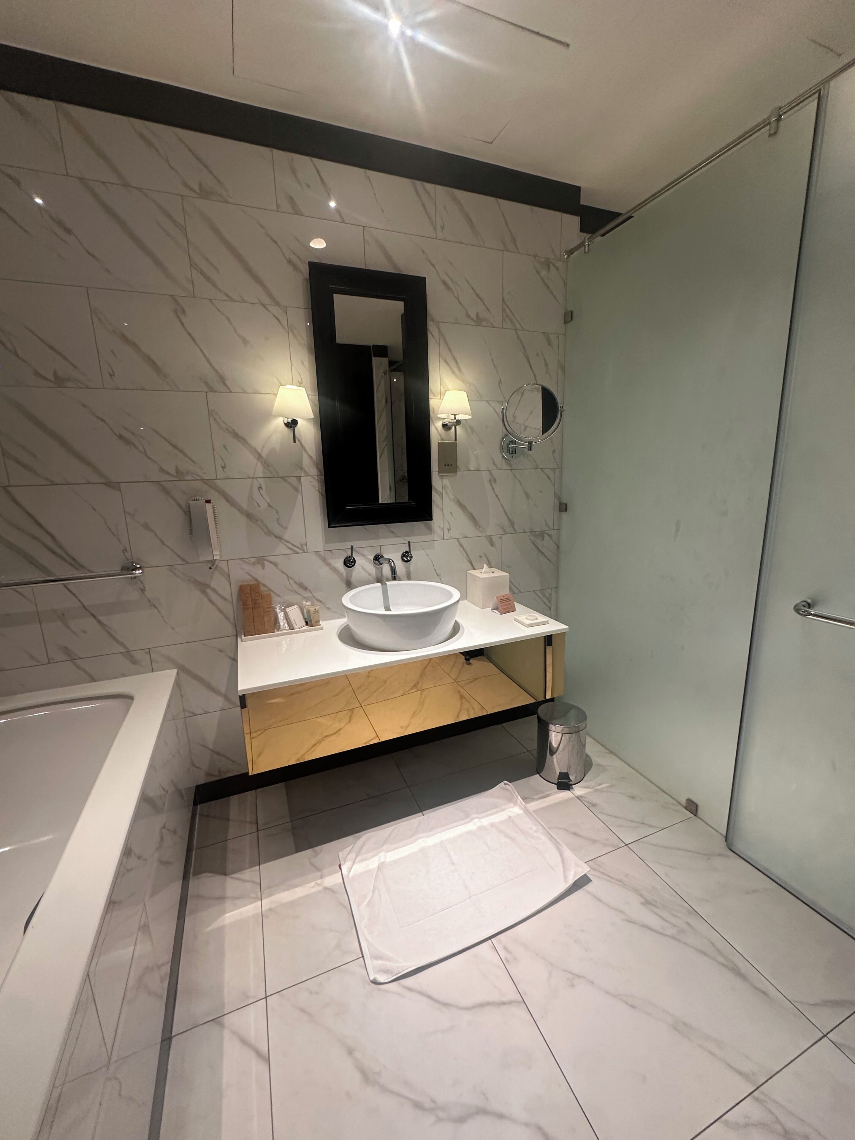 Quellwasserbad, Hydromassagedusche, kostenlose Toilettenartikel