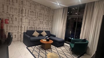 Smart TV 65 polegadas com canais digitais, filmes pagos, smart speakers
