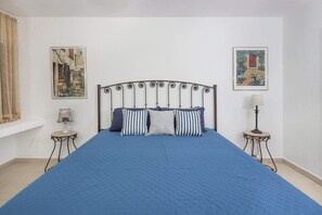 A bedroom with a bed, two bedside tables, and two wall-mounted lamps. - Beachfront 1BR Penthouse Sonoran Spa N805 (Puerto Peñasco)