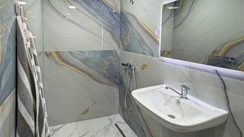 Dusche, Haartrockner, Handtücher, Seife