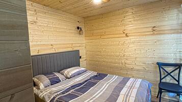 2 bedrooms, WiFi (free), bed sheets
